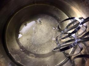 蛋清装入无水无油无蛋黄的盆里