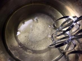 蛋清装入无水无油无蛋黄的盆里