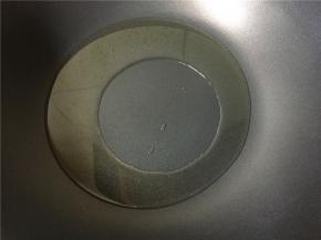 热锅倒油烧至八成热。