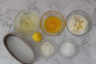 准备好所有材料 轻乳酪模具中垫上油纸方便后期脱模