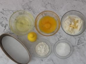 准备好所有材料 轻乳酪模具中垫上油纸方便后期脱模