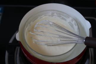 将奶油奶酪 黄油 牛奶称好后放入碗中隔热水融化成细腻的糊状