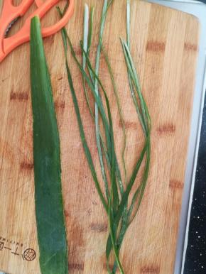 大葱，切成细长的丝，用来绑千张包。