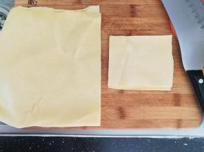 一大张千张，切成大小合适的方形。