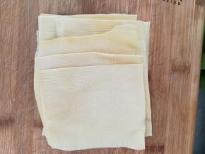 切好的千张。一起12个。