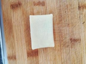 跟折纸一样，折成一个长方形。