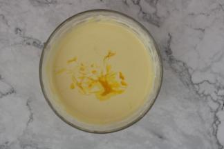 蛋黄分三次加入  加入后迅速搅拌 然后过筛下使其更加细腻