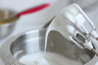 下面来做蛋白霜部分
3颗蛋白加入几滴柠檬汁分三次加糖打发到湿性大弯钩状态