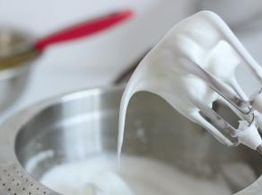 下面来做蛋白霜部分
3颗蛋白加入几滴柠檬汁分三次加糖打发到湿性大弯钩状态