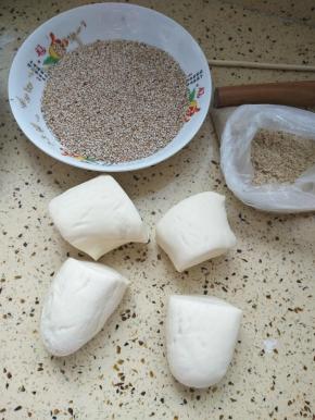 备好芝麻和芝麻碎，面团分成若干小面团