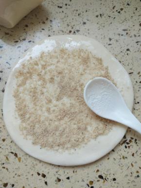 面上抹油撒上芝麻碎加入少许盐再重新包起