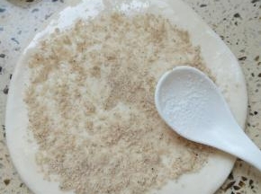 面上抹油撒上芝麻碎加入少许盐再重新包起