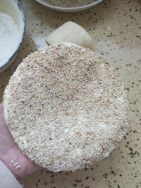 表面刷油多沾着芝麻