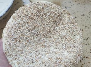 表面刷油多沾着芝麻