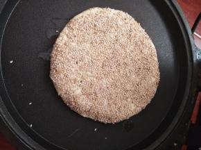 放入电饼铛煎熟即可