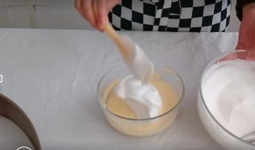 取三分之一的蛋白霜加入到乳酪糊中混合均匀（使用切拌加翻拌的手法，即使这部分的蛋白霜消泡了也无所谓）