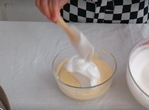 取三分之一的蛋白霜加入到乳酪糊中混合均匀（使用切拌加翻拌的手法，即使这部分的蛋白霜消泡了也无所谓）
