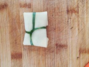 用一根葱丝，把折好的千张绑起来，固定，不会散。