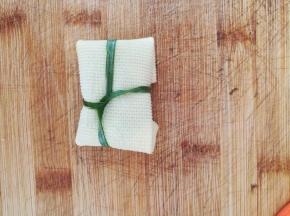 用一根葱丝，把折好的千张绑起来，固定，不会散。