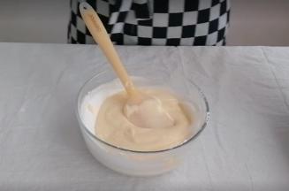 倒回到剩下的蛋白霜中，切拌加翻拌的手法  这部分的蛋白霜是不可以消泡的 ，消泡的面糊会有很多小气泡面糊很稀