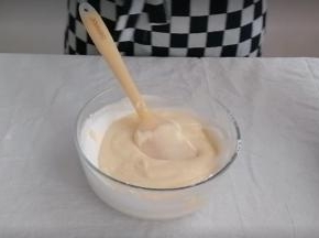 倒回到剩下的蛋白霜中，切拌加翻拌的手法  这部分的蛋白霜是不可以消泡的 ，消泡的面糊会有很多小气泡面糊很稀
