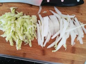 取一片白菜，洗净，切成细丝。