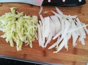 取一片白菜，洗净，切成细丝。
