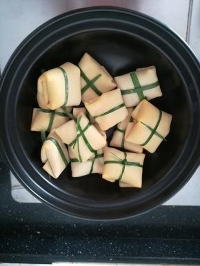 千张包放入陶瓷煲内。