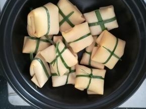 千张包放入陶瓷煲内。