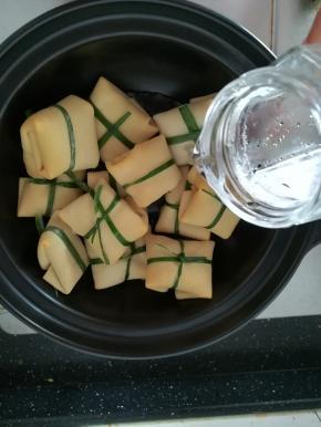 放入适量的清水，小火炖煮。