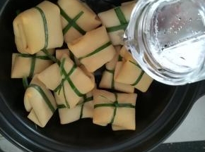 放入适量的清水，小火炖煮。