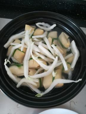 加入白菜梆子，一起。小火炖煮20分钟。