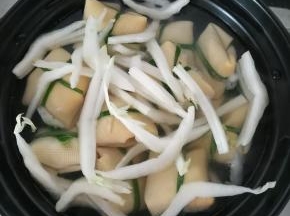 加入白菜梆子，一起。小火炖煮20分钟。