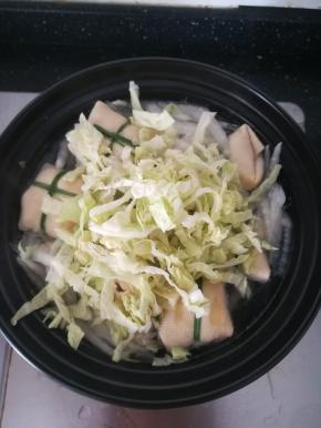 之后加入白菜叶子。煮两到三分钟。