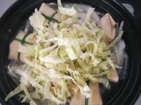 之后加入白菜叶子。煮两到三分钟。