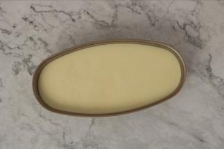 倒入乳酪模具中轻震模具震出大气泡