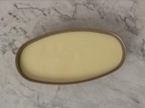 倒入乳酪模具中轻震模具震出大气泡