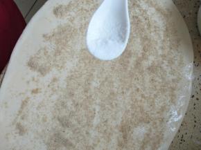 撒上芝麻碎加入少许盐