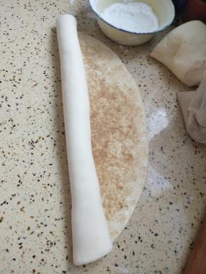 从一侧慢慢卷起