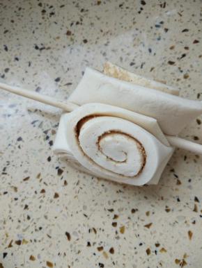 中间用筷子使劲压下就成了一个花卷