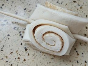 中间用筷子使劲压下就成了一个花卷