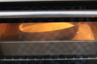 放入装有冷水的烤盘中  放入预热好的烤箱中水浴法150℃30分钟  125℃30分钟  