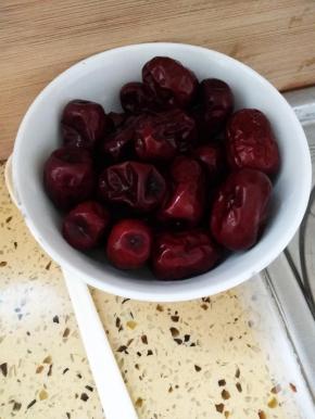 红枣用清水洗净