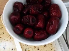 红枣用清水洗净