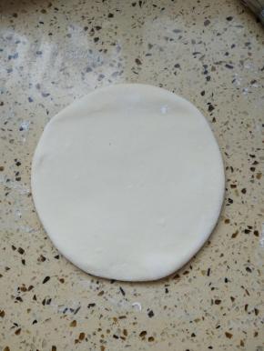 取一面团擀面成圆片