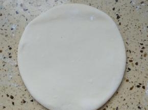 取一面团擀面成圆片