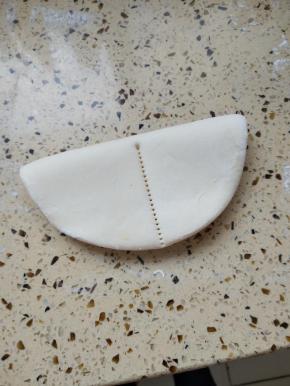 对折，从中间压痕