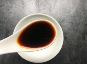 另取碗加入一勺生抽、一勺糖、半勺醋、一勺清水、一勺淀粉拌匀备用。