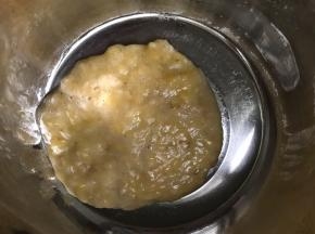 香蕉压碎成泥