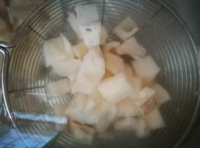 切丁后再用水清洗一遍
